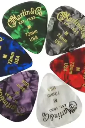 Disponible dès maintenant - Martin Strings Sachet de 6 Médiators Medium Coloris Assortis